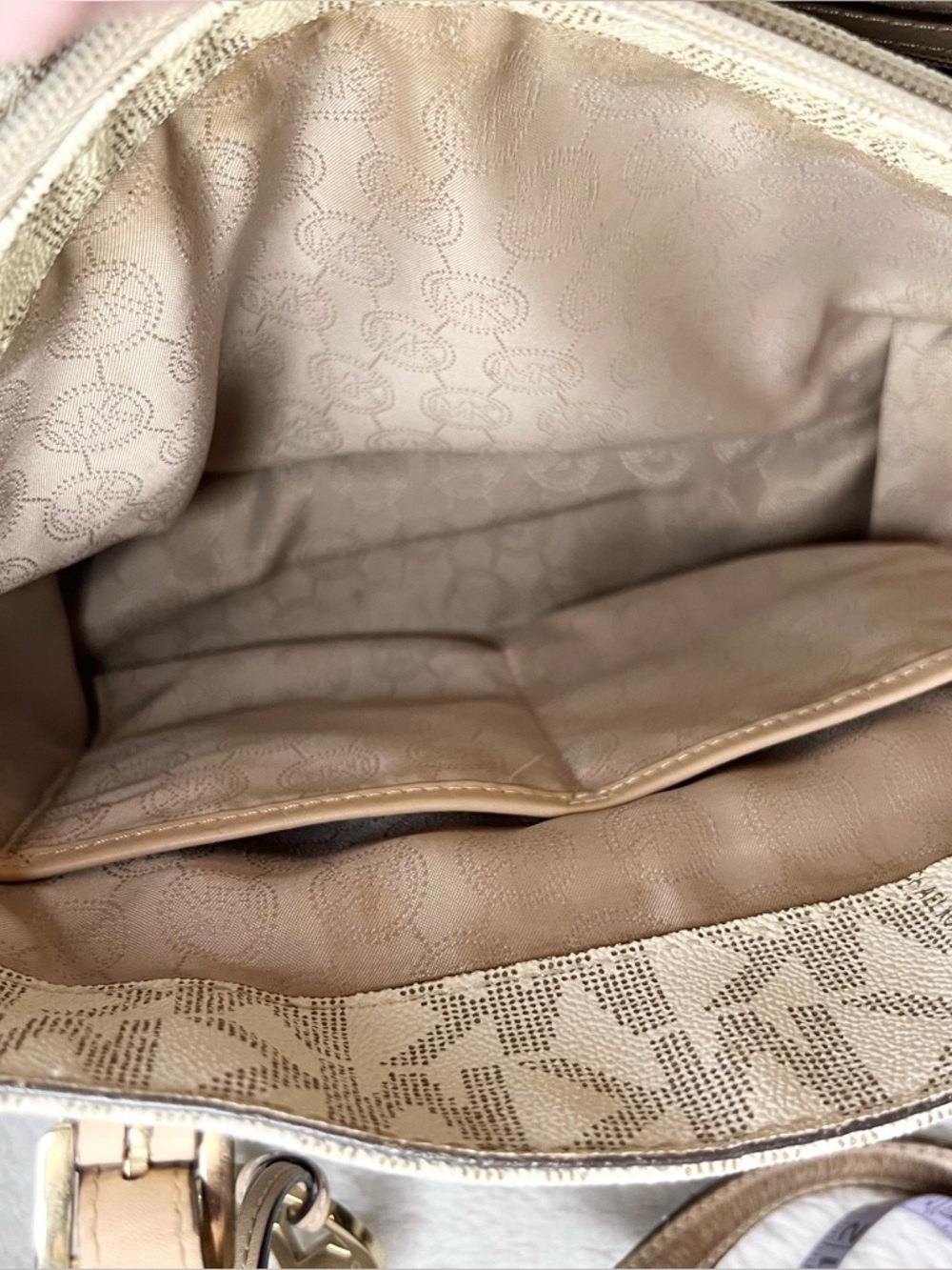 Michael Kors White & Beige Signature Coated Canvas & Leather Jet Set Pocket Tote - Picture 12 of 13